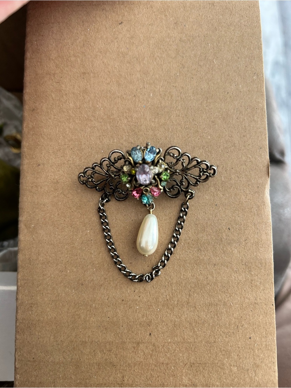 HOLLYCRAFT Vintage-Inspired Multicolor Crystal and Pearl Drop Brooch -1950